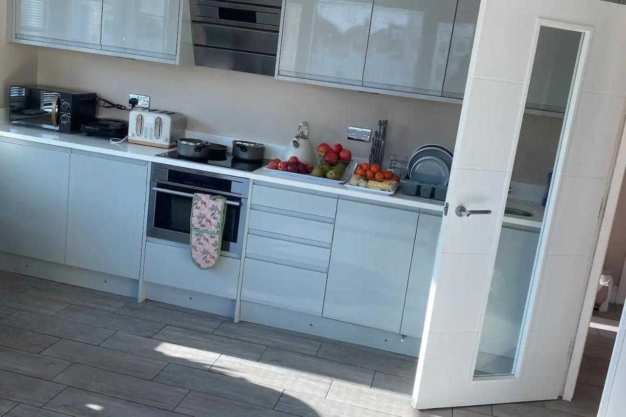 Beautiful Apartment Very Close To The Beach Brighton Екстериор снимка
